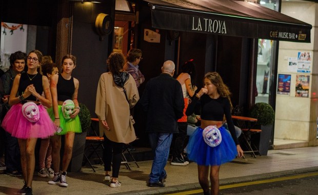 ​Nieletni w nocy z domu nie wyjdzie. Szokujący zakaz władz miasta