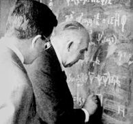 Niels Henrik Bohr (przy tablicy) ze swoim synem Aage, 1954 /Encyklopedia Internautica
