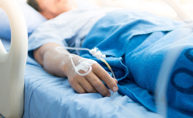 Niemal 1,5 tys. nowych zakażeń koronawirusem, zmarło 64 chorych na Covid-19