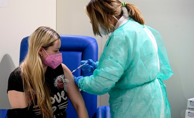 Niemal 13,5 tys. nowych zakażeń koronawirusem, zmarło 184 chorych na Covid-19