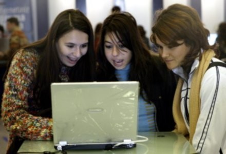 Niemal 39 proc. młodych ludzi odwiedza strony pornograficzne /AFP