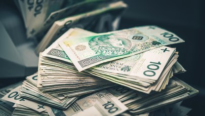 Niemal 50 tys. złotych w barze. Gotówkę zostawiła 60-latka