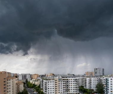 Niemal cała Polska w alertach. Upał nie ustępuje, nad kraj suną burze