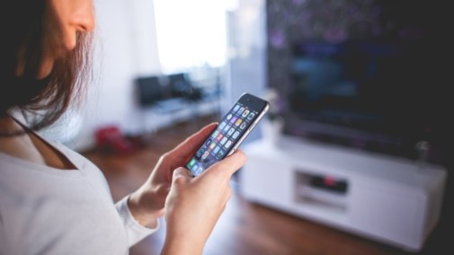 Niemal każdy Polak ma smartfon, a połowa korzysta ze Smart TV 