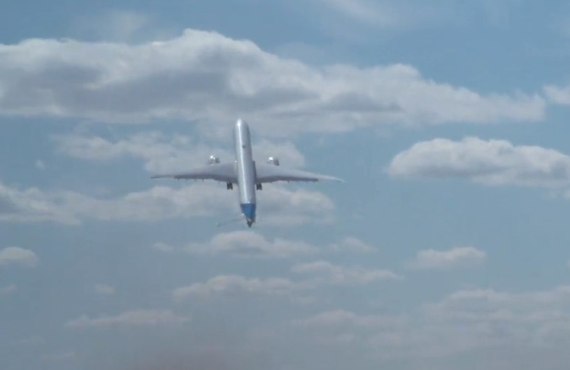 Niemal pionowy start Boeinga 777-9 na pokazach lotniczych w Farnborough robi wrażenie. /Boeing /Twitter