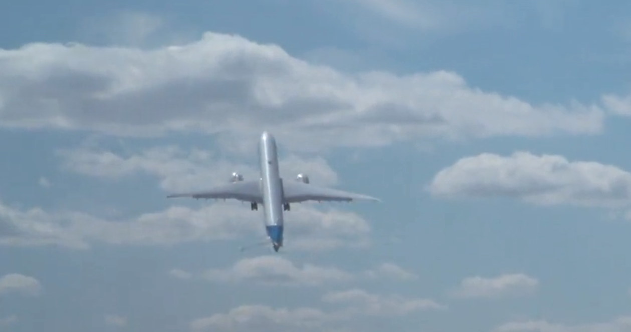 Niemal pionowy start Boeinga 777-9 na pokazach lotniczych w Farnborough robi wrażenie. /Boeing /Twitter