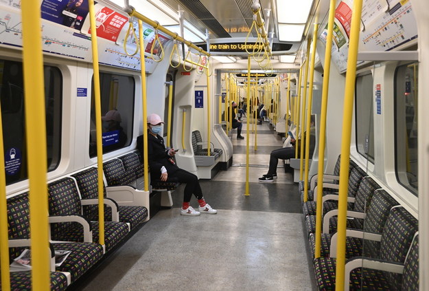 Niemal puste londyńskie metro /	FACUNDO ARRIZABALAGA /PAP/EPA