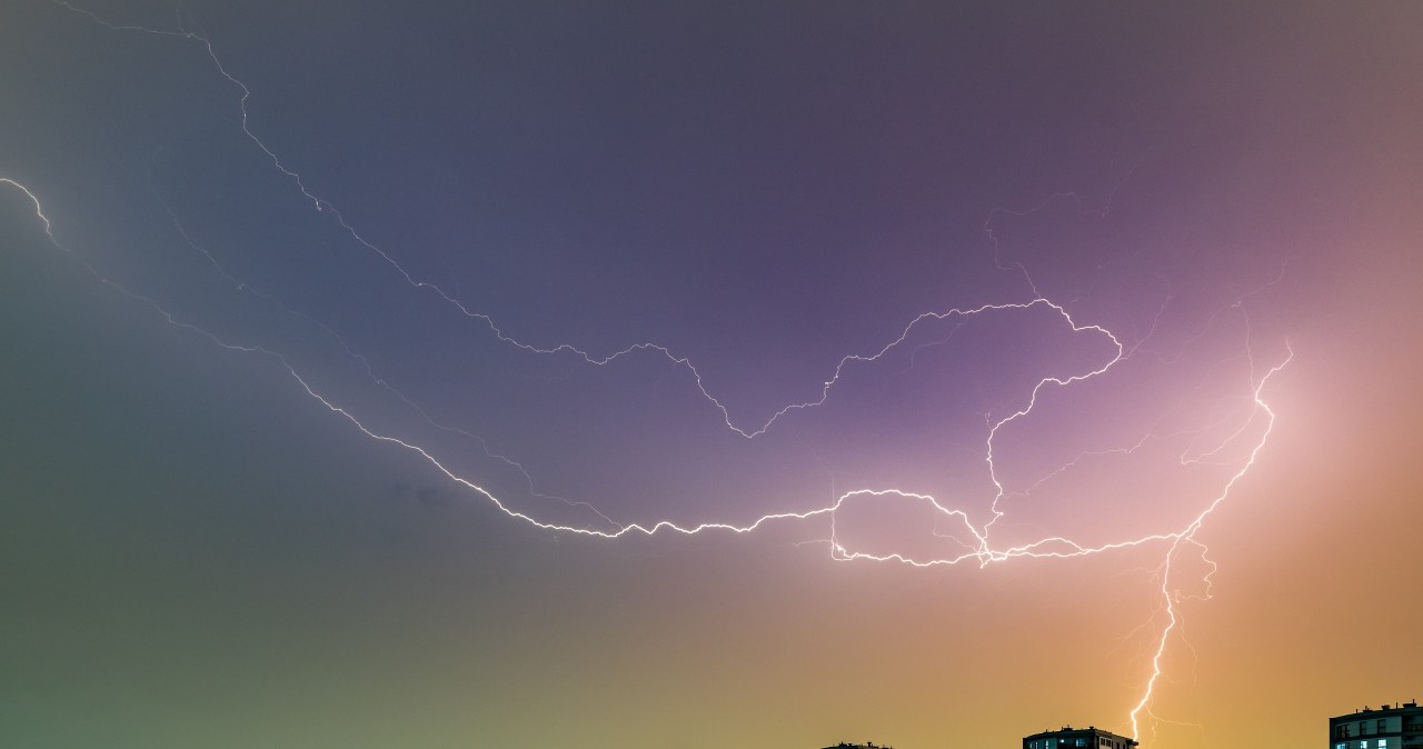 Niemal w całej Polsce spodziewane są burze z gradem / Arkadiusz Ziolek /East News