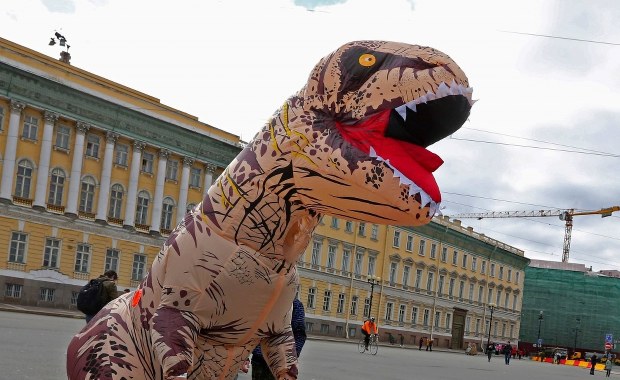 Niemcy: 20-latek przebrany za dinozaura straszył kierowców. Interweniowała policja