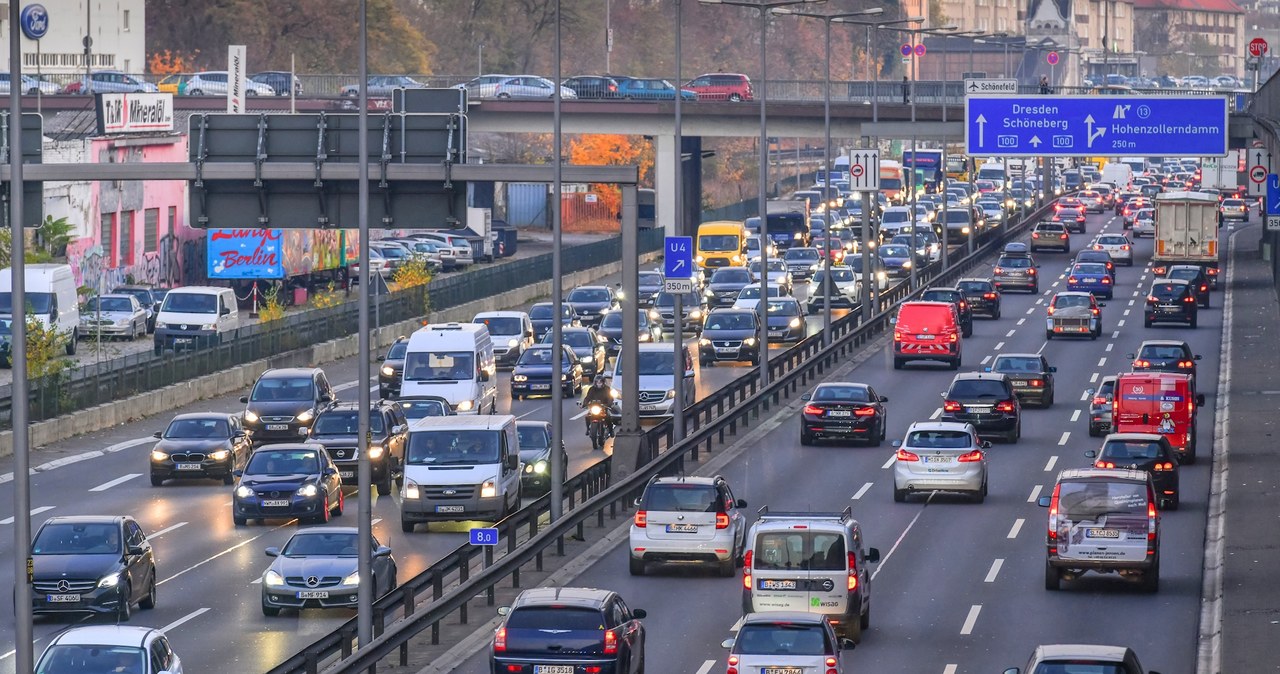 Niemcy absolutnie nie wyobrażają sobie rezygnacji z własnego auta. Z dużą rezerwą podchodzą też do samochodów elektrycznych /Getty Images