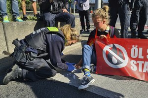 Niemcy: Aktywiści klimatyczni "zabetonowali" kończyny na autostradzie