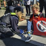 Niemcy: Aktywiści klimatyczni "zabetonowali" kończyny na autostradzie