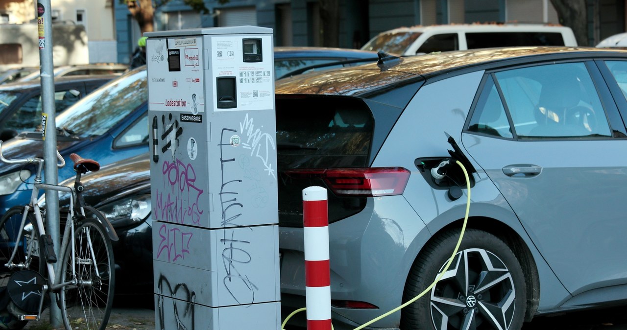 Niemcy będą stopniowo wygaszali program dopłat do samochodów elektrycznych /Getty Images