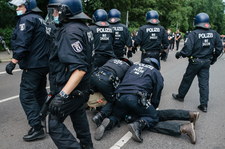 ​Niemcy: Berlińska policja oskarżona. Użyto siły wobec protestujących przeciw covidowym regulacjom