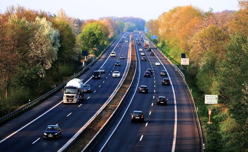 Niemcy chcą, by za jazdę autostradami płacili tylko zagraniczni kierowcy /AFP
