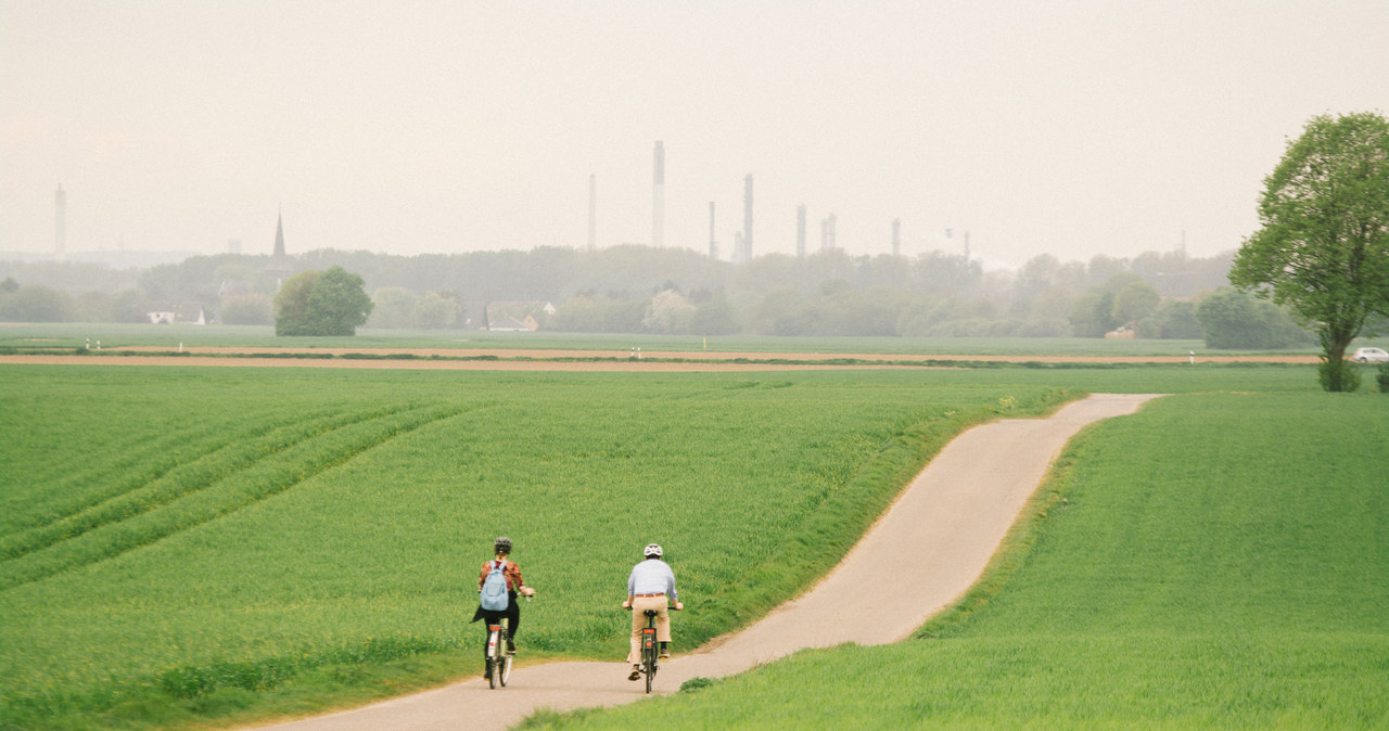 Niemcy chcą odseparować ruch samochodów i rowerów /Getty Images