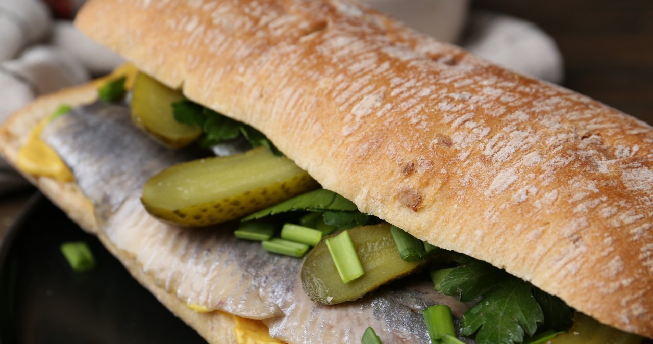 Niemcy chętnie jedzą piklinga także w bułce /liudmilachernetska /123RF/PICSEL