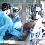 Niemcy: Gwałtownie rośnie liczba infekcji subwariantem Omikron BA.5 koronawirusa