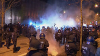 Niemcy: Kilkuset przeciwników restrykcji starło się z policją. Nocne zamieszki w Rostocku