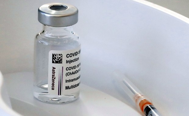 Niemcy: Komisja zaleca AstręZenekę tylko dla osób powyżej 60. roku życia