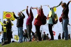 Niemcy: Ludzki łańcuch przeciwko elektrowniom jądrowym