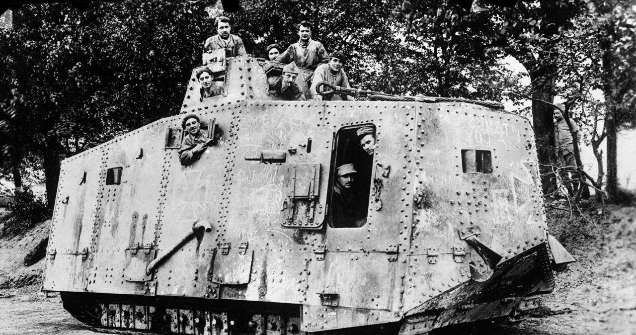 Niemcy musieli szybko znaleźć rozwiązanie. Powstał nieudany czołg A7V /Roger Viollet /East News