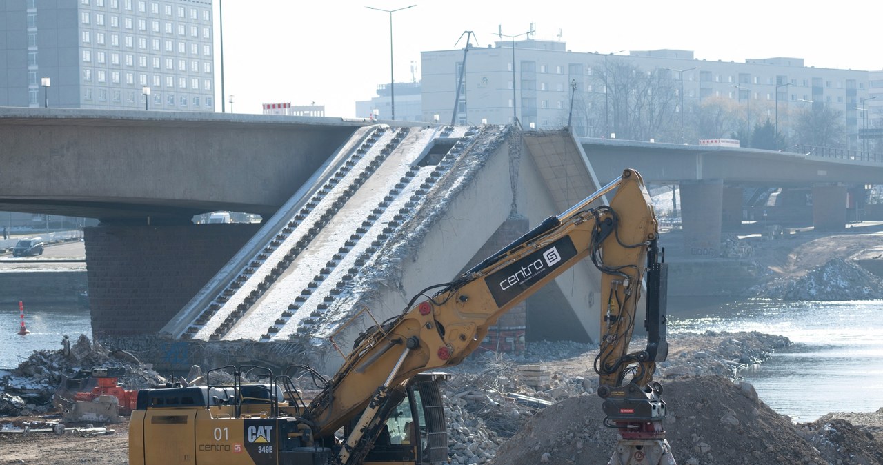 Niemcy muszą pilnie reperować drogi, mosty i linie kolejowe. Na zdj. most Caroli nad Łabą w Dreźnie, który zawalił się we wrześniu 2024 r. /SEBASTIAN KAHNERT / DPA /AFP