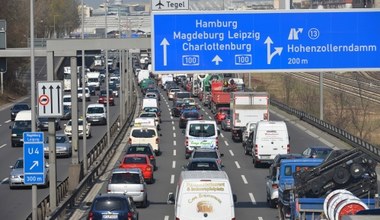 Niemcy nie chcą jeździć autobusami. Trzy auta w rodzinie to nowy trend