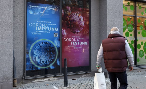 Niemcy obawiają się Omikrona. Władze zalecają "maksymalne ograniczenie kontaktów"