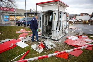 Niemcy: Obława na gang. Skradli pięć mln euro z wysadzonych bankomatów