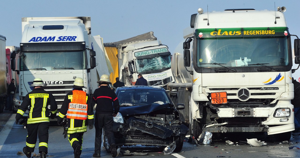 Niemcy: Około 25 rannych w karambolu na autostradzie 