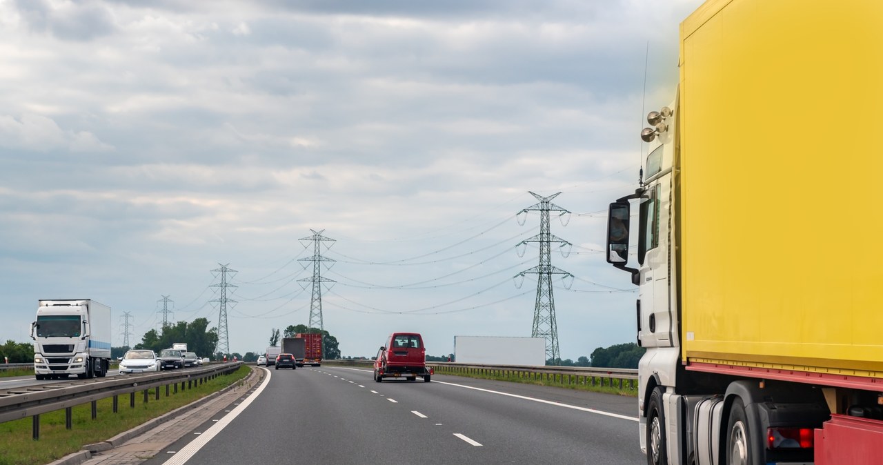 Niemcy podnoszą opłaty za przejazd dla pojazdów ciężarowych /123RF/PICSEL