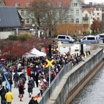 Niemcy. Protest przeciwników restrykcji, policja zapowiada zdecydowane kroki