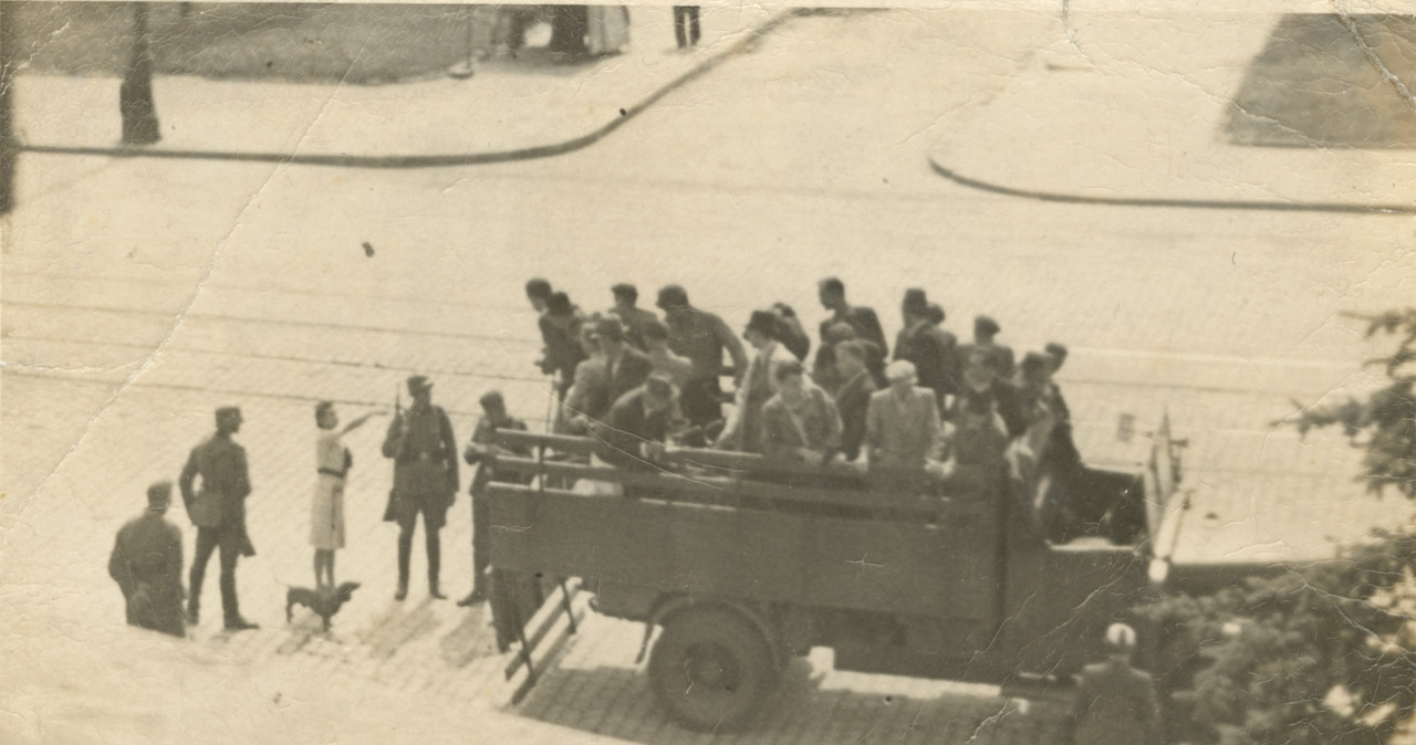 Niemcy prowadzili łapanki zarówno w dużych miastach, jak i małych wsiach. Warszawa 1941 r. /Internet