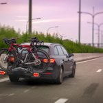 Niemcy przetestowali bagażniki rowerowe na hak. Są dwie wiadomości