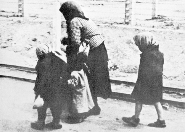Niemcy przywieźli do Auschwitz ponad 1,1 mln Żydów. Do obozu trafiali od początku. Pierwsi byli dołączani do transportów Polaków /UPPA/Photoshot    /PAP