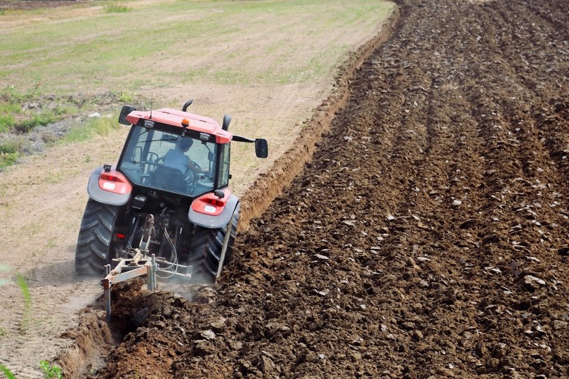 Niemcy. Rolnik z Bawarii wyjechał traktorem na pole w niedzielę, grozi mu 500 euro grzywny /123RF/PICSEL