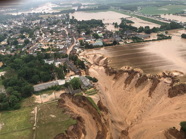Niemcy: Rośnie liczba ofiar powodzi. Gigantyczne osuwisko powstało tuż za miastem   