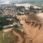 Niemcy: Rośnie liczba ofiar powodzi. Gigantyczne osuwisko powstało tuż za miastem   