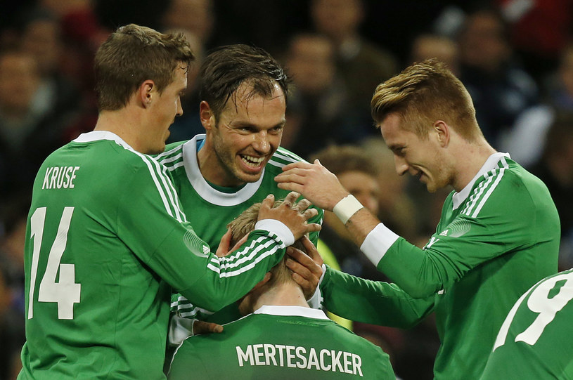 Niemcy świętują gola Pera Mertesackera /AFP