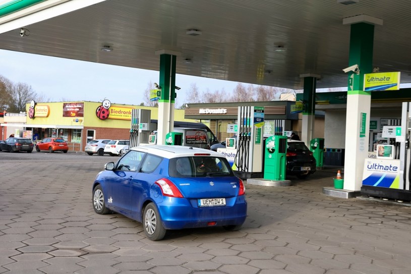 Niemcy tankują tańsze paliwo w Polsce. Zdj. ilustracyjne /Robert Stachnik /Reporter