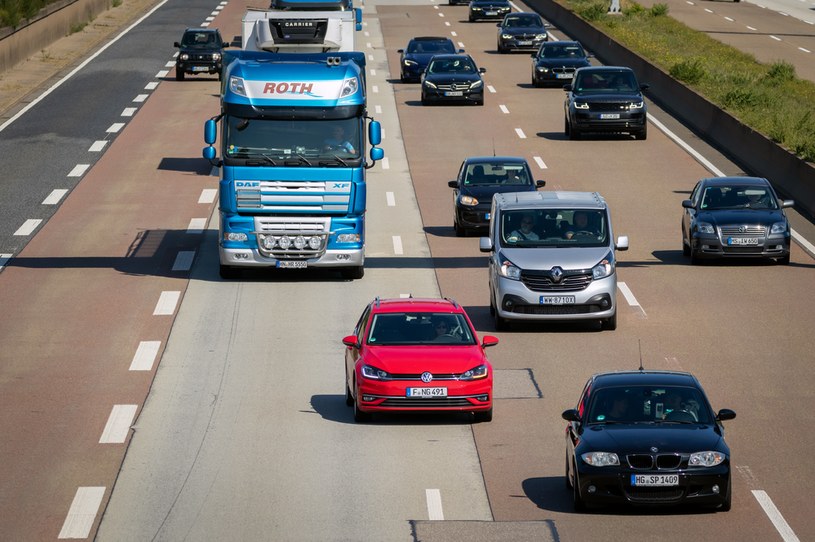 Niemcy uważają, że absolutny zakaz sprzedaży samochodów spalinowych od 2035 roku nie jest dobrym pomysłem /123RF/PICSEL