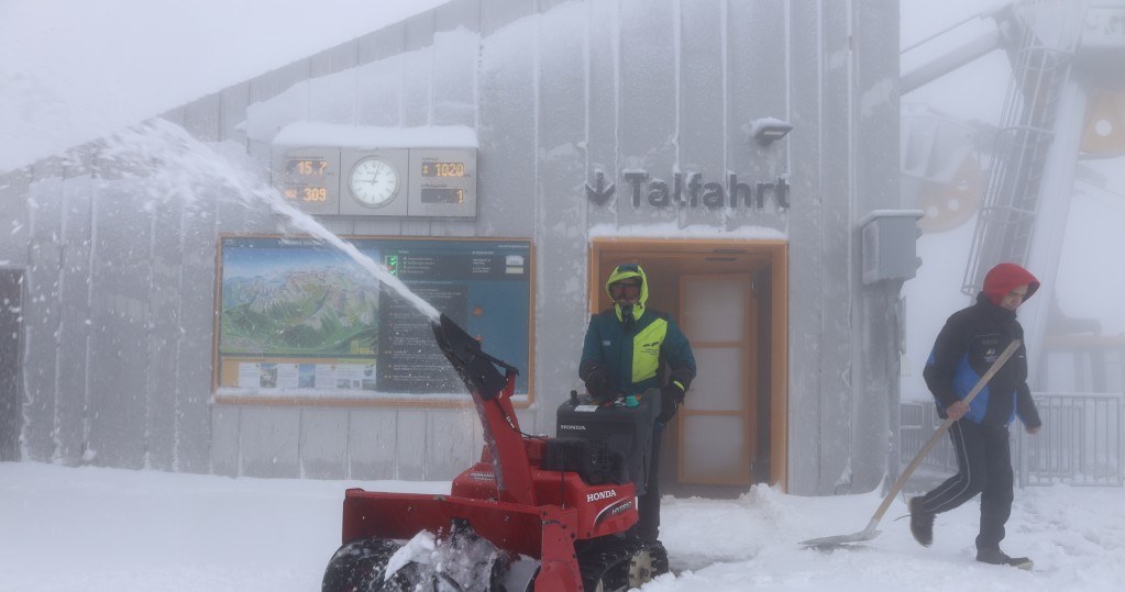 Niemcy. W rejonie szczytu Fellhorn grubość warstwy śniegu wyniosła 13 cm. Odśnieżano wejście do górnej stacji kolejki linowej Nebelhorn /Davor Knappmeyer / DPA / dpa Picture-Alliance via AFP /AFP