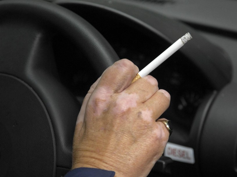Niemcy wprowadzą całkowity zakaz palenia w samochodach? /Getty Images