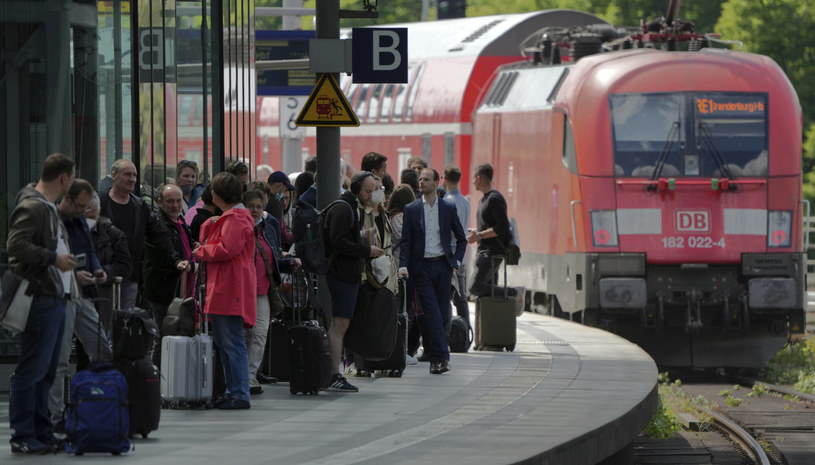 Niemcy: Z biletu za dziewięć euro korzystają tłumy. Podróżni jednak narzekają na warunki 