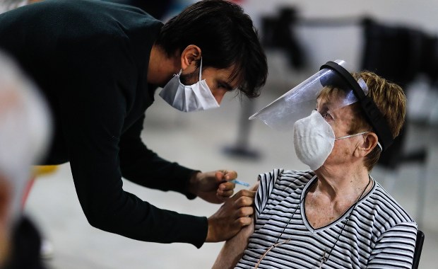 Niemcy zaczęli szczepić przeciw Covid-19 w firmach. W Polsce powstają punkty drive-thru [NA ŻYWO]