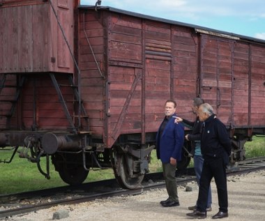 Niemcy założyli obóz Auschwitz w 1940 roku, aby więzić w nim Polaków. Auschwitz II-Birkenau powstał dwa lata później. Stał się miejscem zagłady Żydów. W kompleksie obozowym funkcjonowała także sieć podobozów. W Auschwitz Niemcy zgładzili co najmniej 1,1 mln ludzi, głównie Żydów, a także Polaków, Romów, jeńców sowieckich i osób innej narodowości.