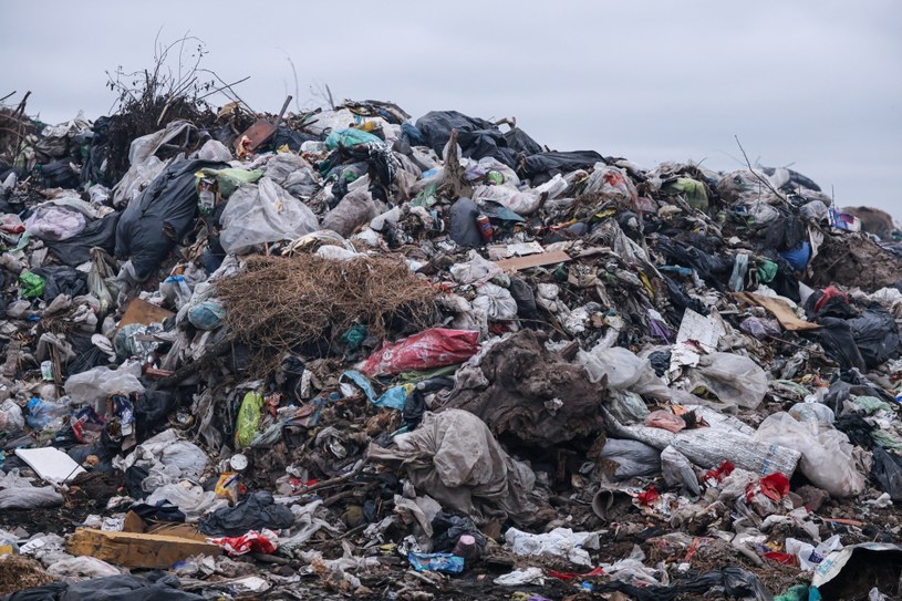 Niemcy zapłacą 2,5 mln euro za odbiór nielegalnych odpadów z Tuplic (zdj. ilustracyjne) /LUCIANO GONZALEZAN / ADOLU / Anadolu via AFP /AFP