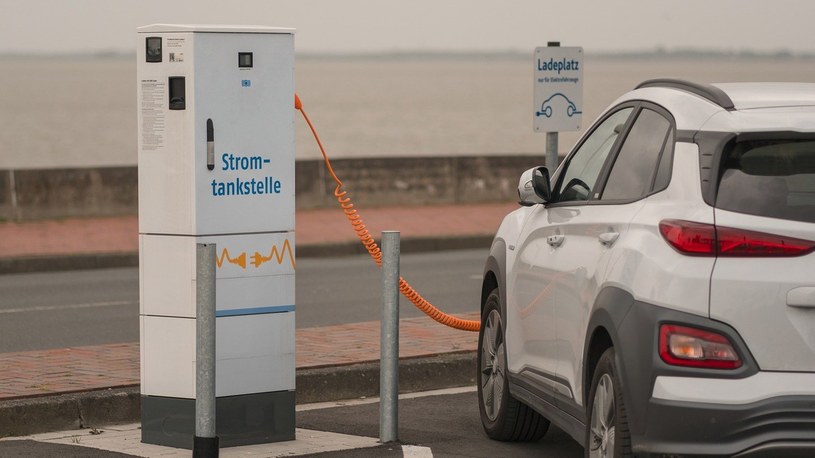 Niemcy zbudują punkty ładujące dla samochodów elektrycznych na każdej stacji paliw /Geekweek