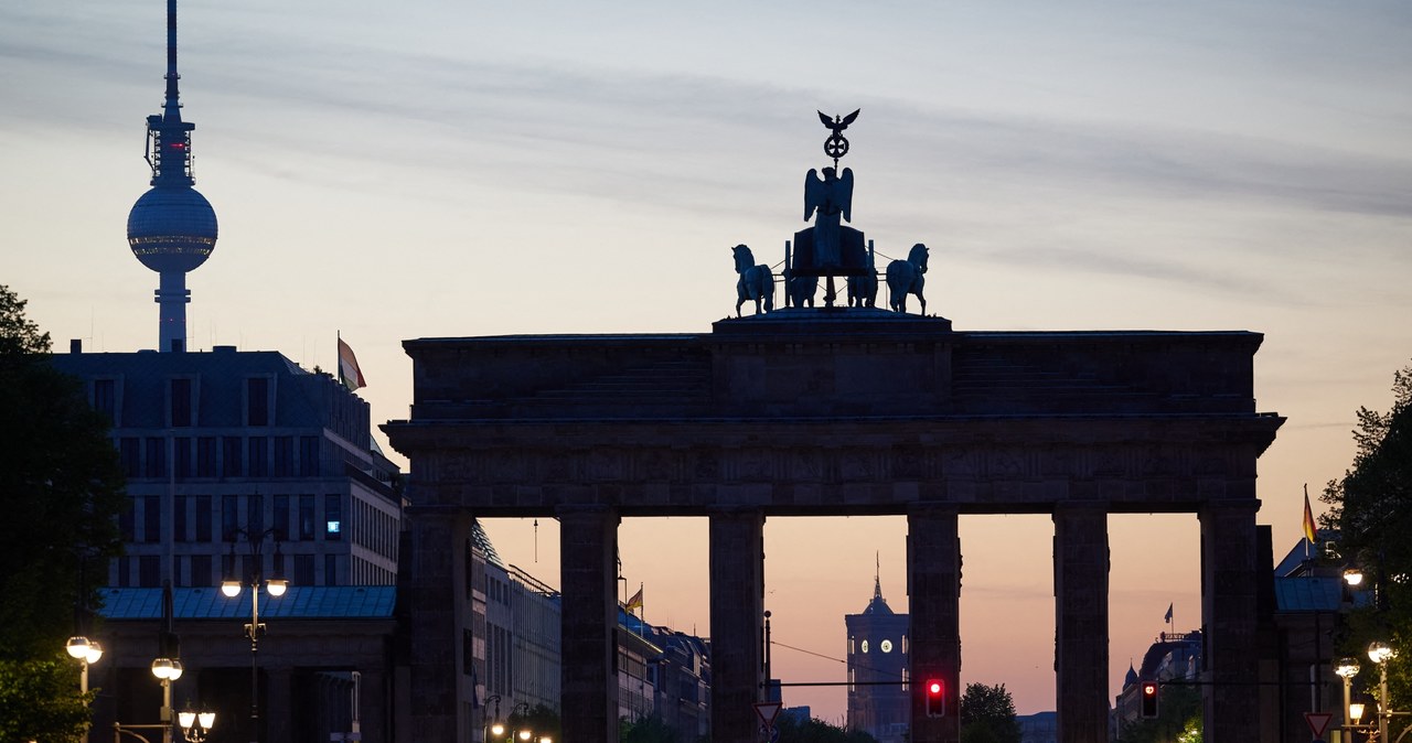 Niemcy zostają po godzinach i często nie otzrymują wynagrodzenia. na zdj Brama Brandenburska o świcie. Fot JORG CARSTENSEN /AFP